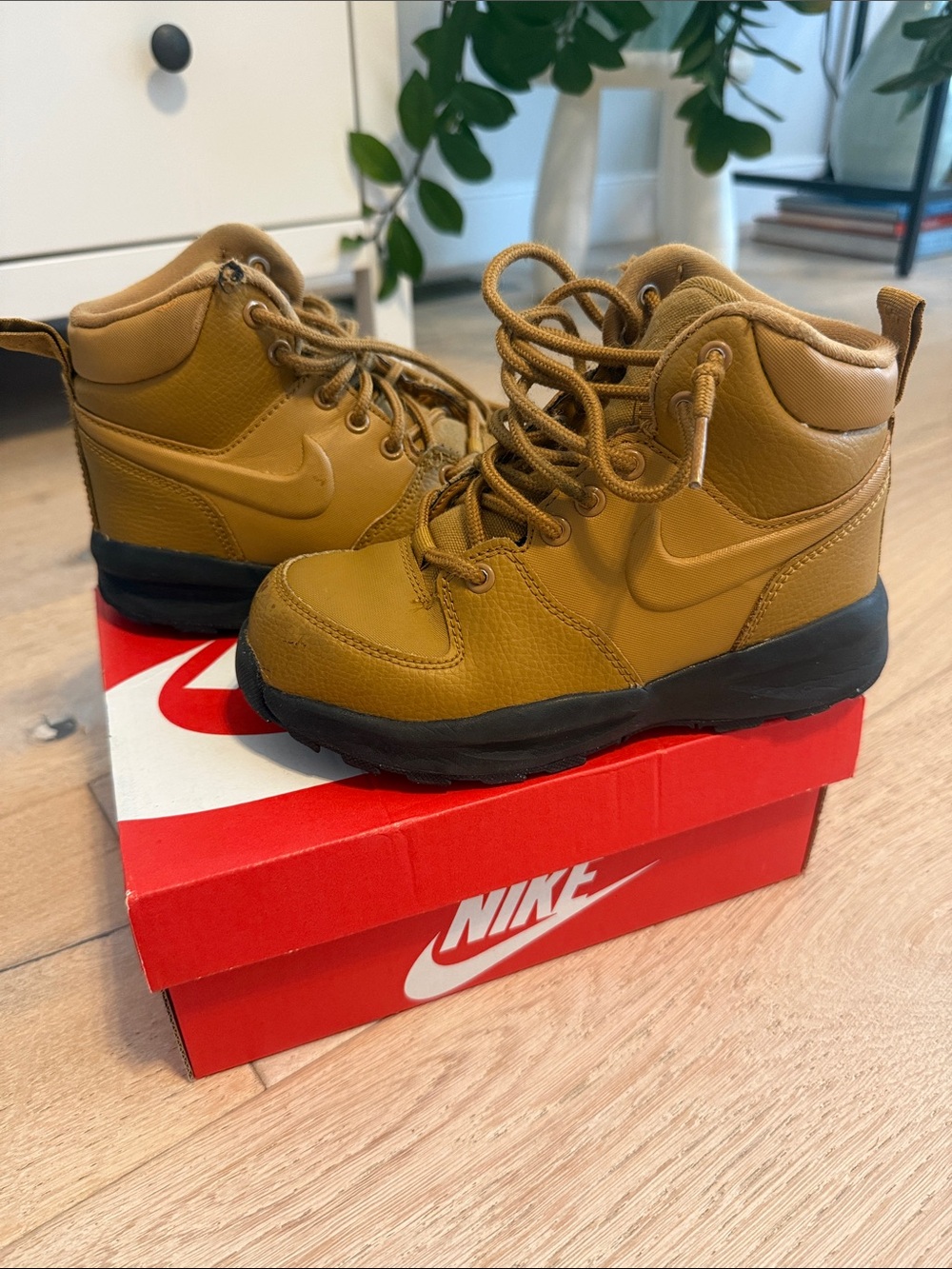 Nike Kids Tan Hiking-Style High-Top Boots with Black Outsole size 1.5